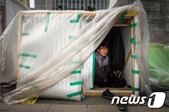 광화문 캠핑촌장 송경동 시인의 텐트 © News1 유승관 기자