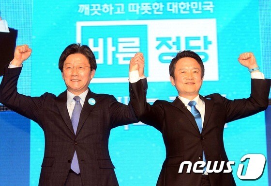 유승민(왼쪽), 남경필 바른정당 대선주자. © News1 여주연 기자