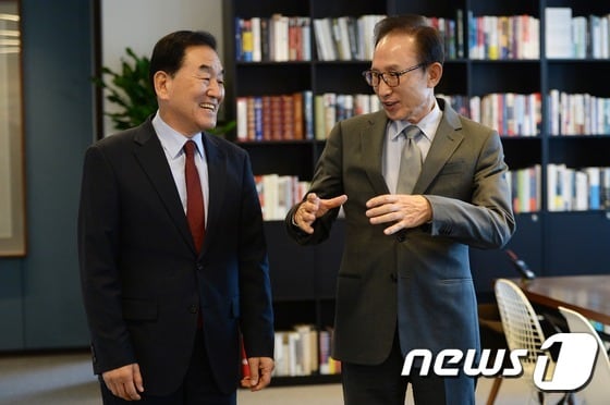 이명박 전 대통령(오른쪽)과 이재오 늘푸른한국당 대표. 뉴스1 © News1 오대일 기자