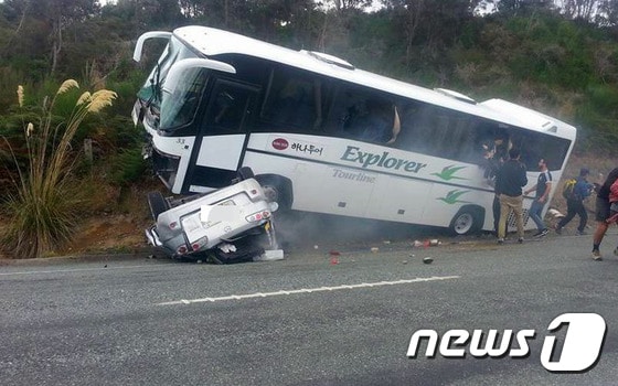 21일(현지시간) 오후 2시55분쯤 뉴질랜드 남섬 테아나우-밀포드 고속도로에서 한국인 단체 관광 버스가 마주오던 차량과 충돌하는 사고가 발생했다. (페이스북)© News1