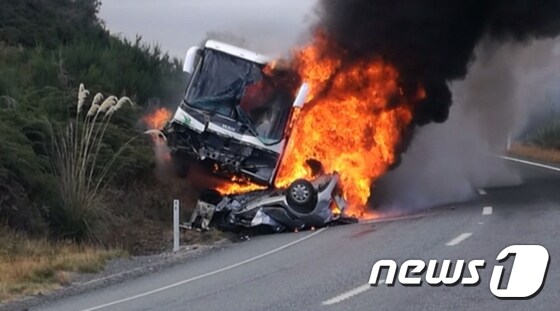 21일(현지시간) 오후 2시55분쯤 뉴질랜드 남섬 테아나우-밀포드 고속도로에서 한국인 단체 관광 버스가 마주오던 차량과 충돌해  불길이 치솟고 있다. (동영상 갈무리)© News1