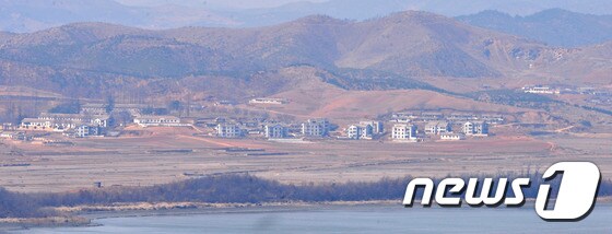경기도 파주시 오두산 전망대에서 바라본 북한 황해북도 개풍군 마을. /뉴스1 © News1 구윤성 기자