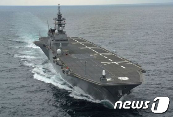일본 해상자위대의 항모급 헬기 탑재형 호위함 이즈모 (일본 해상자위대 제공) © News1