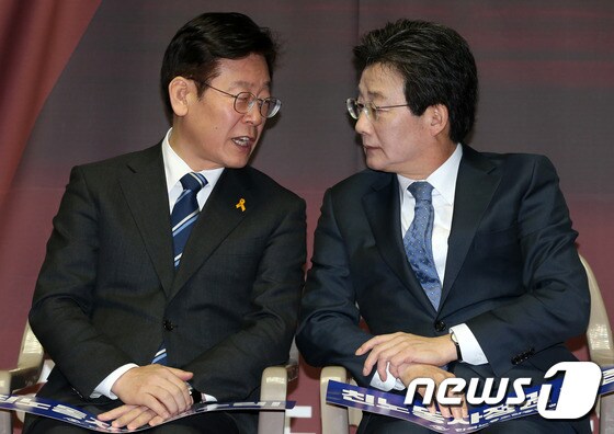 이재명  경기도지사(왼쪽)와 유승민 전 미래통합당 의원(오른쪽) /뉴스1 © News1 손형주 기자