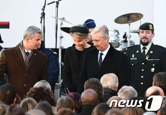 필리페 벨기에 국왕과 마틸드 왕비 부부가 22일 오전 자벤템 국제공항 앞에서 진행된 애도 행사에 참석했다.© AFP=뉴스1
