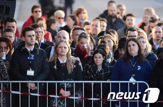 자벤템 공항 직원들이 브뤼셀 테러 1주기 행사에 참석해 희생자를 추모하고 있다. © AFP=뉴스1