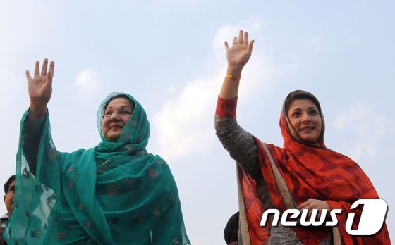 나와즈 샤리프 파키스탄 총리 딸 마리암(오른쪽) © AFP=뉴스1