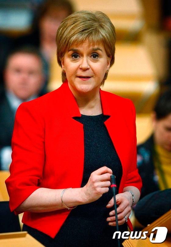 21일(현지시간) 니콜라 스터전 스코틀랜드 자치정부 수반이 스코틀랜드 의회에서 연설을 하고 있다. © AFP=뉴스1