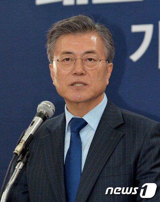 문재인 더불어민주당 대선주자가 22일 오후 대전시의회에서 기자회견을 갖고 충청권 지역 발전 공약을 발표하고 있다. © News1