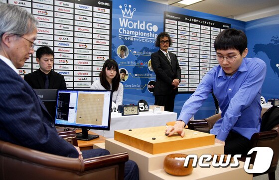 박정환 9단(오른쪽)이 22일 일본 오사카의 일본기원 관서총본부에서 열린 딥젠고와의 '월드바둑챔피언십' 2차전에서 돌을 놓고 있다. (사이버오로 제공) © News1