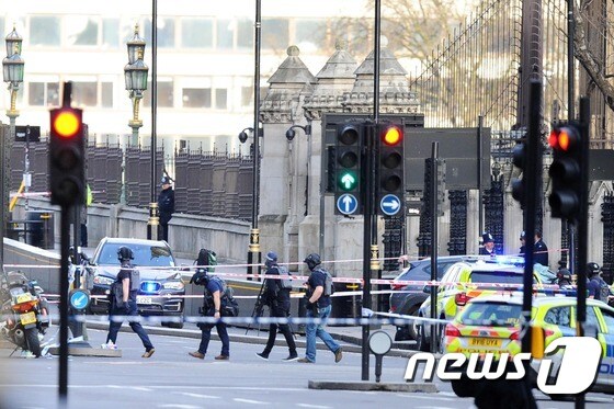 영국 의사당 인근 웨스트민스터 다리 테러 현장. © AFP=뉴스1
