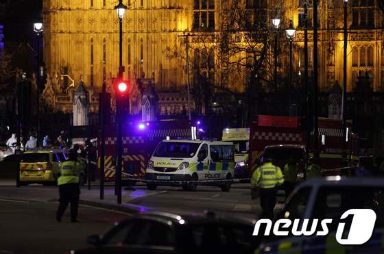 22일(현지시간) 런던 의사당 인근 웨스트민스터 다리 테러현장에서 경찰이 수사를 하고 있다. 이날 괴한이 승용차를 몰고 인도로 돌진한 차량테러로 5명이 숨지고 40여명이 부상당했다. © AFP=뉴스1 