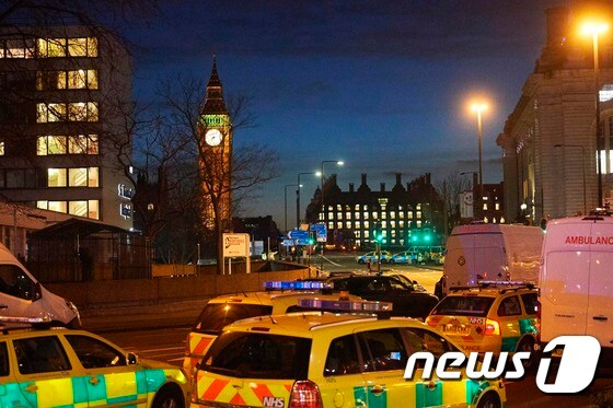 22일(현지시간) 런던 의사당 인근 웨스트민스터 다리 테러현장에서 경찰이 사고조사를 하고 있다. 이날 괴한이 승용차를 몰고 인도로 돌진한 차량테러로 4명이 숨지고 20여명이 부상을 당했다. © AFP=뉴스1