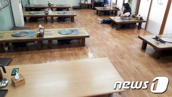 장날 춘천 풍물시장의 손님이 없는 한 식당의  모습.© News1