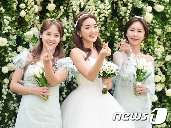 S.E.S. 유진, 슈(오른쪽)가 23일 오후 서울 중구 중림동 약현성당에서 열린 바다(가운데)의 결혼식에 참석해 그의 앞날을 축복하고 있다. © News1star / 권현진 기자