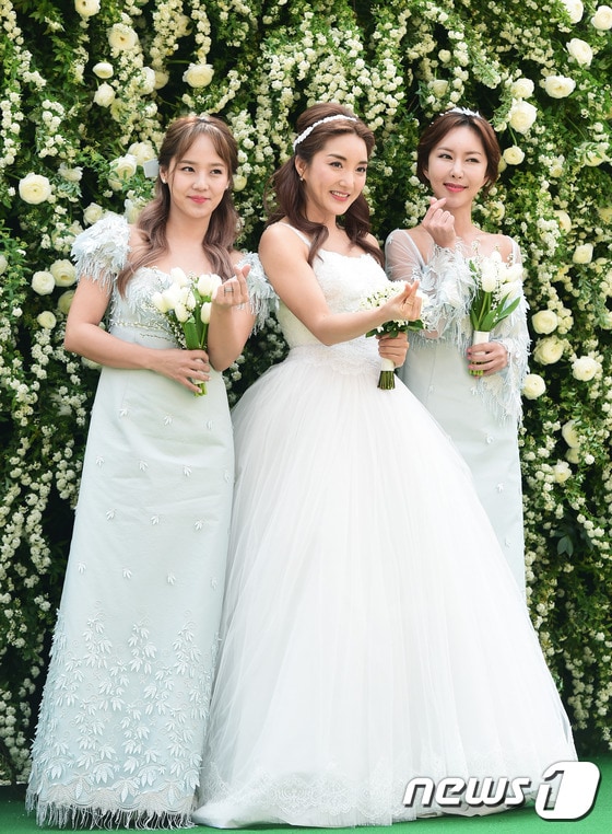 S.E.S. 유진, 슈(오른쪽)가 23일 오후 서울 중구 중림동 약현성당에서 열린 바다(가운데)의 결혼식에 참석해 그의 앞날을 축복하고 있다. © News1star / 권현진 기자