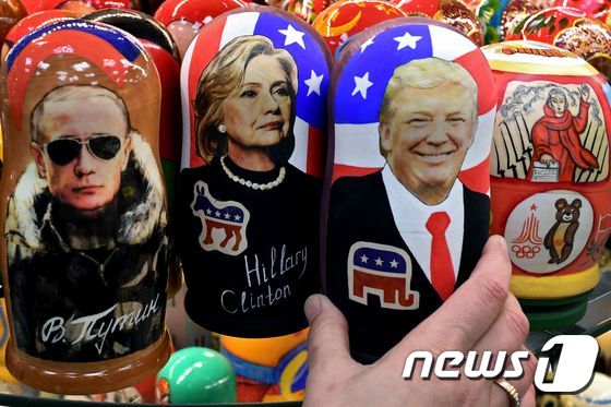 2016년도 미국 대선후보와 블라디미르 푸틴 러시아 대통령을 그린 러시아 전통인형. (자료사진) © AFP=뉴스1