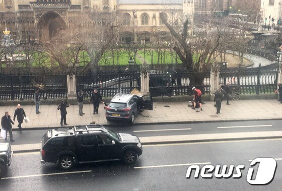 22일(현지시간) 런던 의사당 테러 직후 현장. © AFP=뉴스1