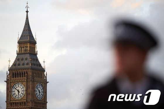 23일(현지시간) 전날 런던 의사당 테러가 발생한 현장의 경찰관 뒤로 '빅벤'이 보이고 있다. © AFP=뉴스1 