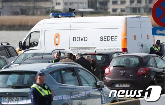 23일(현지시간) 벨기에 앤트워프에서 현지 당국이 테러 불발로 추정된 범행 현장을 조사하고 있다. © AFP=뉴스1
