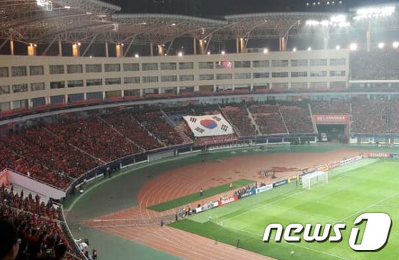 중국인들로 가득 찬 허룽 스타디움 한쪽에 한국 응원단을 위한 자리가 따로 마련됐다. 150명 가량의 붉은 악마가 열심히 응원했으나 이날의 결과는 패배였다. © News1
