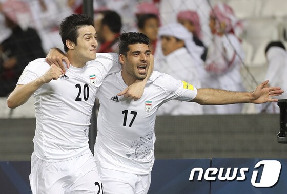 이란의 메흐디 타레미(오른쪽)가 24일(한국시간) 카타르 도하의 알 사드 스타디움에서 열린 카타르와의 2018 FIFA 러시아 월드컵 아시아지역 최종예선 A조 조별리그 6차전에서 득점 후 사르다르 아즈문과 함께 기뻐하고 있다. © AFP=News1