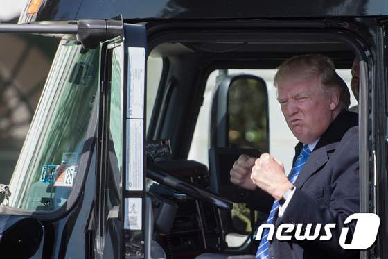 도널드 트럼프 미국 대통령이 23일 (현지시간) 워싱턴 백악관에 트럭회사 CEO들을 초청한 자리에서 트럭을 운전하고 있다. © AFP=뉴스1 