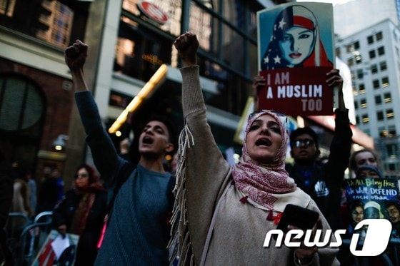 도널드 트럼프 미국 대통령이 수정된 반(反)이민 행정명령을 내놓은 날 이에 반대하는 미국 내 무슬림들이 뉴욕 타임스퀘어에서 반대 시위에 나서고 있다© AFP=뉴스1