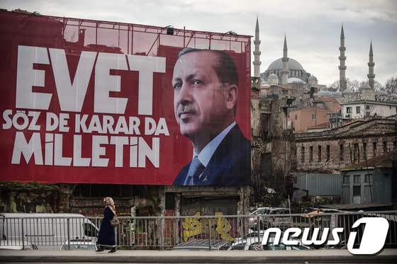 개헌 국민투표를 한달여 앞둔 20일(현지시간) 터키 이스탄불 쉴레이마니예 모스크 앞에 레제프 타이이프 에르도안 대통령의 포스터가 걸려 있다. © AFP=뉴스1