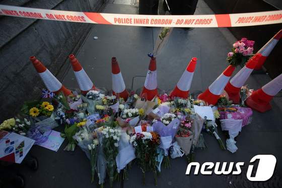 영국 의사당 테러를 추모하는 꽃과 편지. © AFP=뉴스1