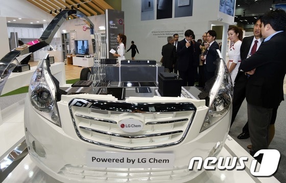 LG화학 전기자동차 배터리 모형. © News1