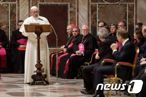 유럽연합(EU) 정상들을 대상으로 연설하는 프란치스코 교황. © AFP=뉴스1