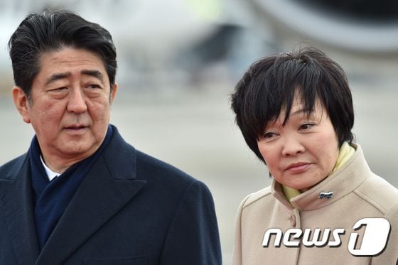 아베 신조(安倍晋三) 일본 총리(왼쪽)와 부인 아키에(昭恵) 여사© AFP=뉴스1