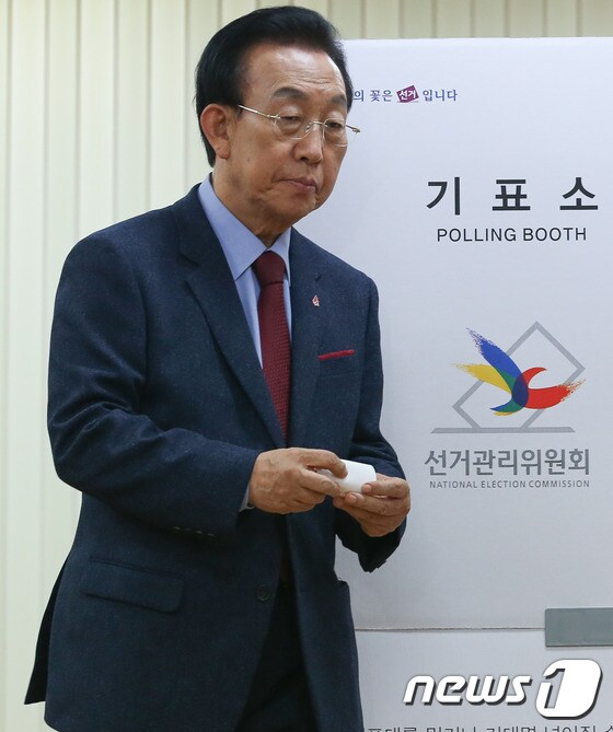 김관용 '경선 투표합니다'