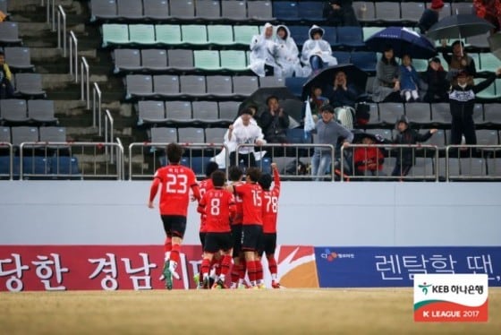 경남FC 선수들이 26일 창원축구센터에서 열린 대전 시티즌과의 KEB하나은행 K리그 챌린지 2017 4라운드에서 역전을 한 뒤 기뻐하고 있다. (한국프로축구연맹 제공) © News1