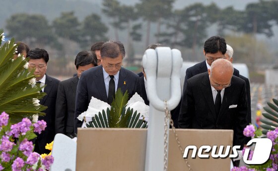 문재인 대통령이 대선 주자 시절인 지난해 3월 천안함 사건 7주기를 맞아 국립대전현충원 천안함 46용사 묘역을 찾아 참배하고 있다. © News1 주기철 기자