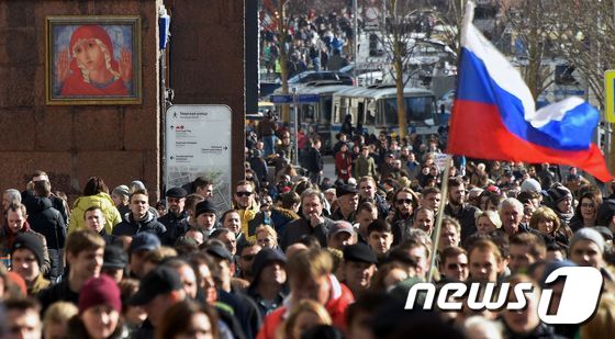 26일(현지시간) 러시아 모스크바의 트베르스카야 대로에서 수 천명의 반(反) 부패 시위 참가자들이 행진을 하고 있다. © AFP=뉴스1