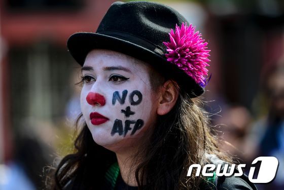 [사진] 연금 개혁요구 시위나선 칠레 여성