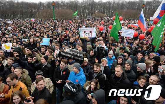 26일(현지시간) 러시아 제 2의 도시인 상트페테르부르크에서 열린 반부패 시위에 수천명이 참여했다. © AFP=뉴스1