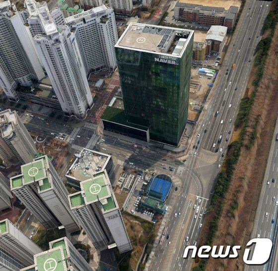 경기도 성남시 정자동에 위치한 네이버 본사 건물. © News1
