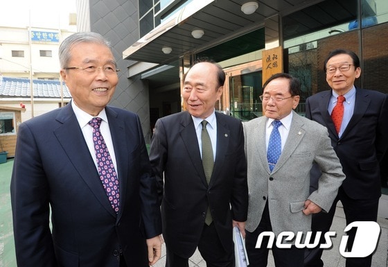 김종인 전 더불어민주당 비상대책위 대표(왼쪽)/뉴스1 © News1 이종현 기자