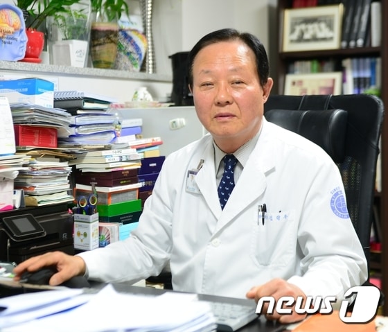 75세 현역 김달수  명지성모병원 명예원장.  그는 지금도 뇌수술을 한다.  © News1