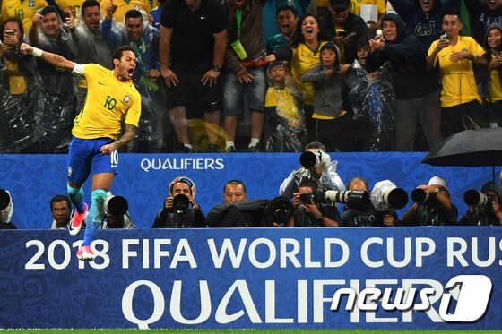 브라질 공격수 네이마르가 29일(한국시간) 브라질 상파울루의 아레나 코린치아스에서 열린 파라과이와의 2018 FIFA 러시아 월드컵 남미 지역 예선 14라운드에서 득점 후 기뻐하고 있다. © AFP=News1