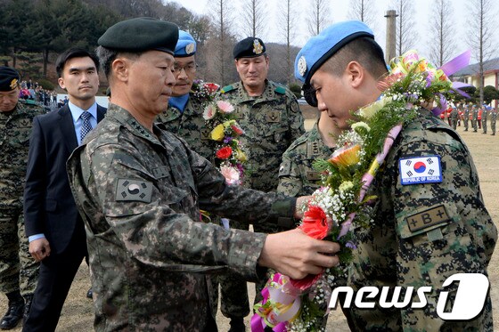 꽃목걸이 걸어주는 장준규 육군참모총장