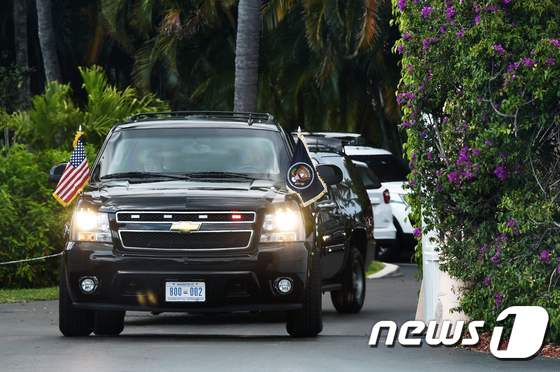 플로리다주 팜비치의 마라라고 저택을 떠나는 도널드 트럼프 대통령의 차량 행렬. © AFP=뉴스1