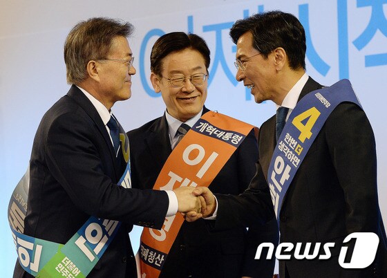 문재인(왼쪽부터), 이재명, 안희정 더불어민주당 대선주자.    2017.3.29/뉴스1 © News1 박세연 기자