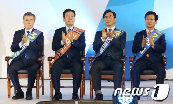 문재인(왼쪽부터), 이재명, 안희정, 최성 더불어민주당 대선주자. 2017.3.29/뉴스1 © News1 박세연 기자