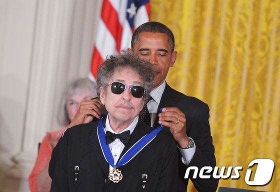 딜런이 2012년 버락 오바마 미국 대통령으로부터 '자유의 메달'을 수여 받는 모습. © AFP=뉴스1