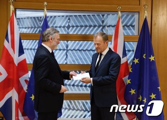 유럽연합(EU) 주재 영국 대사인 팀 배로가 29일(현지시간) 영국의 EU 탈퇴 협상을 공식 개시하는 서한을 도날드 투스크 EU 상임의장에게 전달하고 있다. © News1