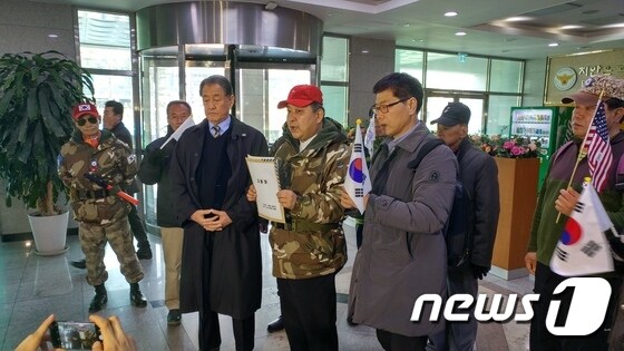 3일 오전 11시10분쯤 '대통령탄핵기각을위한 국민총궐기운동본부' 관계자들이 서울 남대문경찰서 로비에서 기자회견을 진행하고 있다.© News1